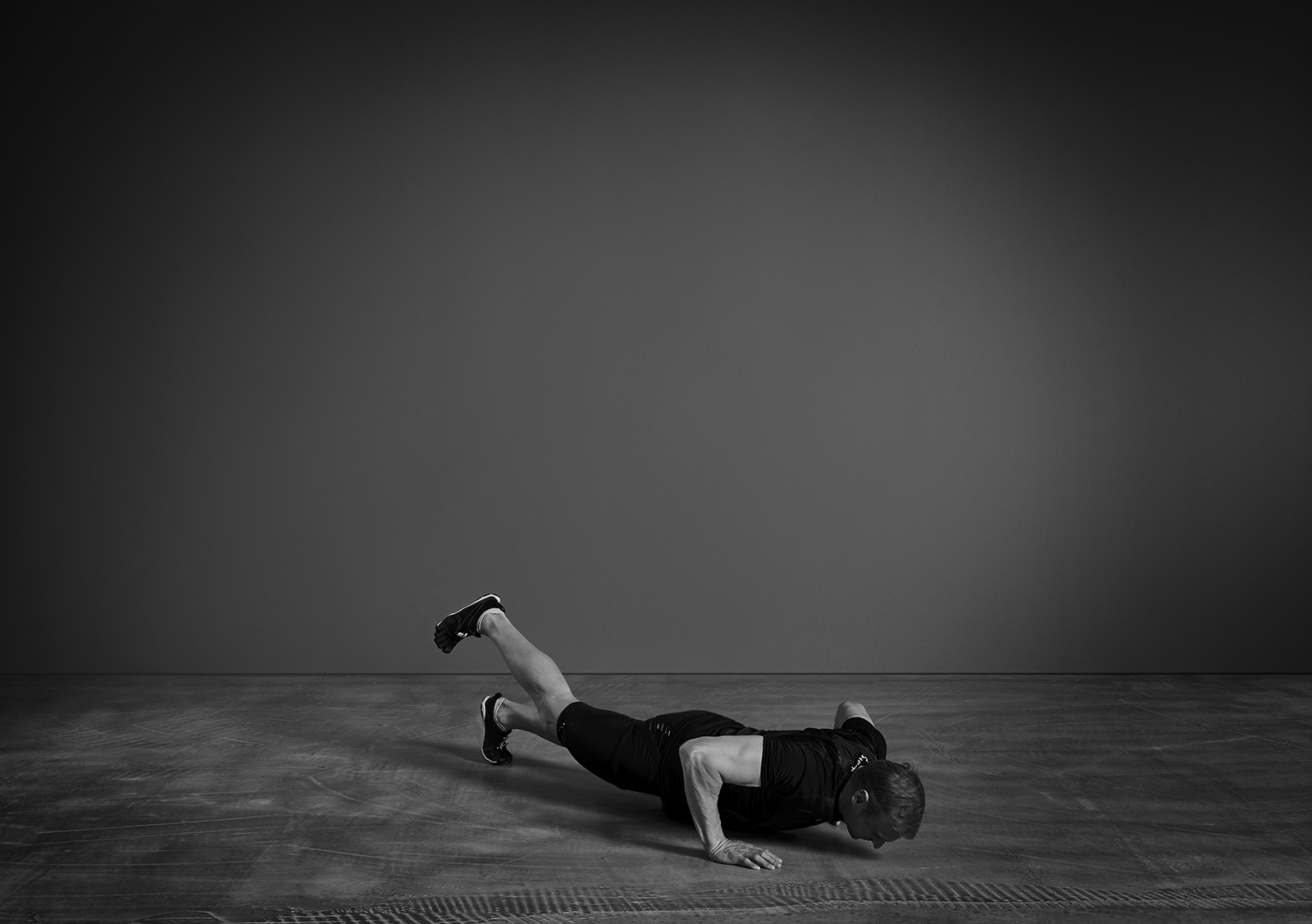 Trainingsplan Muskelaufbau - Transformation - Bodyweight Training patrick_schreiber_Personal-Training-burpees_one_leg